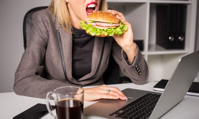 Hábitos alimenticios que disminuyen tu productividad en el trabajo 0