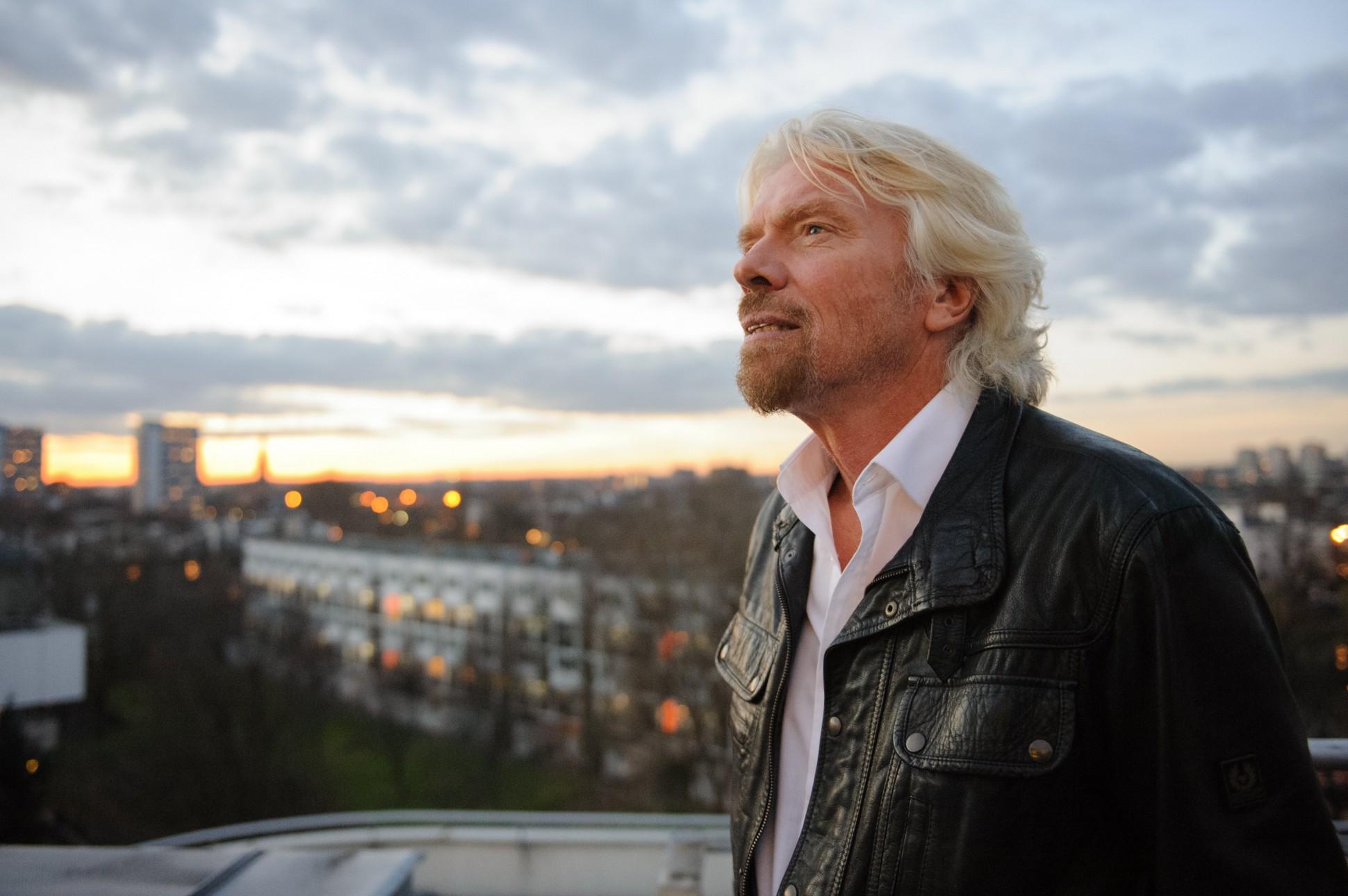 frases de Richard Branson - Este empresario mirando al cielo