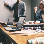 Reuniones efectivas | 5 Claves por Steve Jobs personas sentadas alrededor de una mesa en reunion efectiva