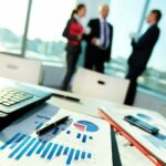 Cómo hacer un plan de negocios | Qué se necesita, estructura y paso a paso Empresarios_hablando_sobre_plan_de_negocios