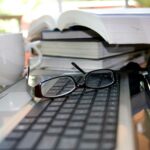 20 mejores libros de marketing para emprendedores | Enriquécete con esta selección Libros con gafas y teclado