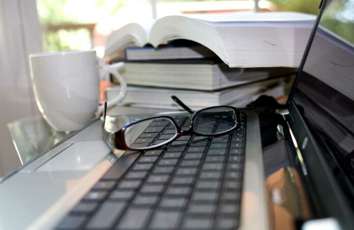 Libros con gafas y teclado