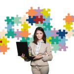Matriz RACI | Mejora la asignación de roles y responsabilidades en los proyectos Mujer con laptop y puzzle