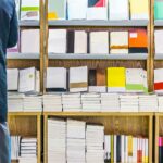 20 mejores libros de ventas | Aprende cómo vender más estante_libros_de_ventas__hombre_mirando