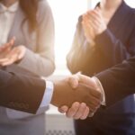 40 emprendedores exitosos | Historia de famosos que cambiaron al mundo personas_estrechan_manos_otras_aplauden
