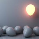 Identidad corporativa | Haz de tu empresa una marca única Globos grises y un globo con luz