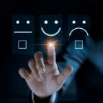 Imagen corporativa | Logra que el público se identifique con tu marca Un índice pulsa un tablero con cara feliz