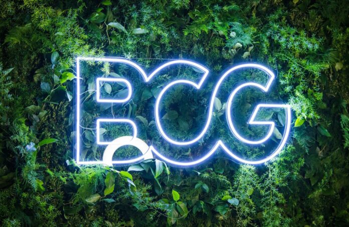 Letrero de matriz BCG iluminado sobre naturaleza