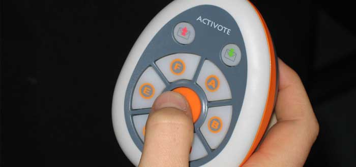 Dispositivo con botón para votar en encuesta