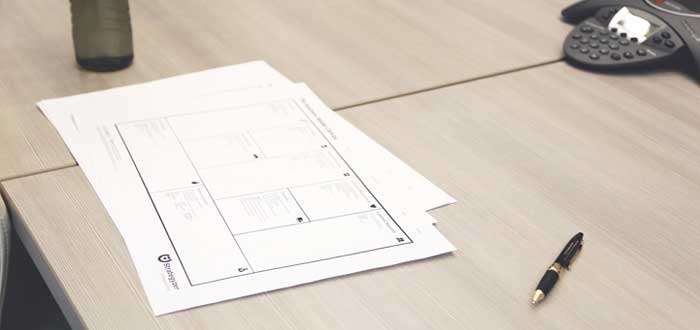 Documentos de escritorio con planes de negocios