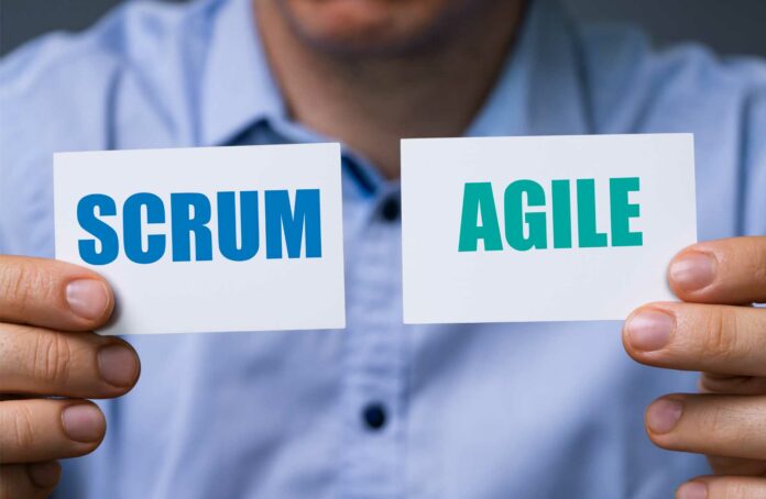 Empresario con letreros de metodología Scrum y Agile