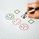 Satisfacción del cliente | ¿Sabes si tus consumidores están felices? Mano de hombre marca la satisfacción del cliente