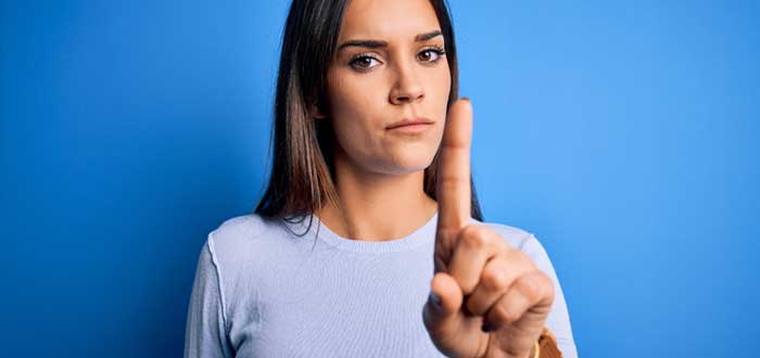 Mujer levanta el dedo índice
