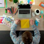 Análisis CAME | Aprende qué es y cómo implementarlo en tu negocio hombre con manos sobre mesa de trabajo