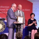 20 frases de Jeff Bezos | ¿Cómo piensa la persona más rica del mundo? Jeff Bezos recibiendo un premio
