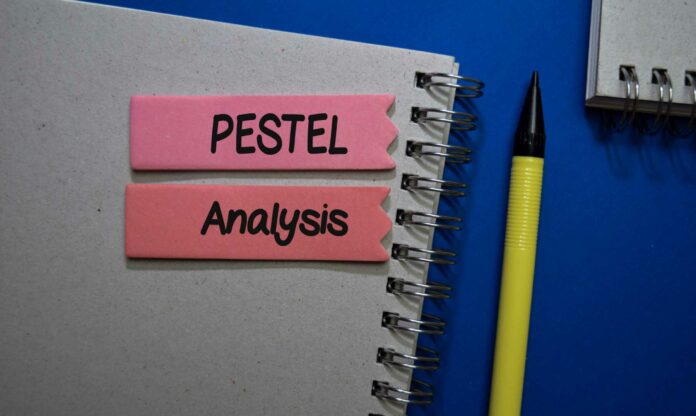 notas rosas que dicen análisis PESTEL pegadas en una agenda