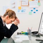 10 errores absurdos de los emprendedores con su dinero | Fáciles de evitar Una persona con las manos en la cabeza porque cometió uno de los errores de los emprendedores con su dienro