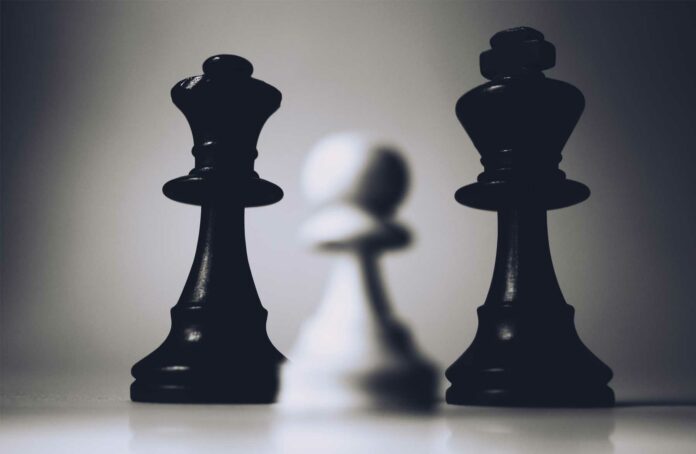 Piezas de ajedrez que representan el plan estratégico