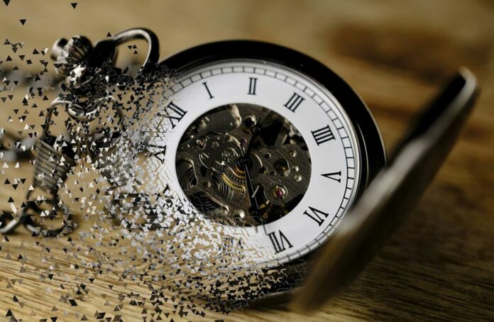 Un reloj se deshace como las formas de perder el tiempo de un emprendedor