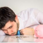 10 señales que indican que nunca serás rico | ¿Qué esperas para cambiar? hombre con la cabeza abajo porque no tiene dinero