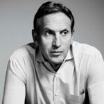 10 frases de Howard Schultz | Starbucks: su corazonada imagen Howard Schultz en blanco y negro