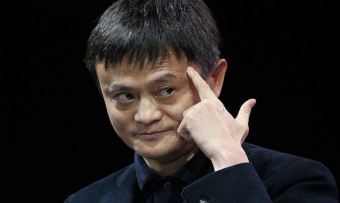 Jack Ma haciendo un gesto con la mano