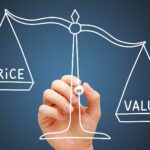 Estrategia de descremado de precios | Ofrece exclusividad y diferénciate Balanza de la estrategia de descremado de precios que opta por un precio elevado