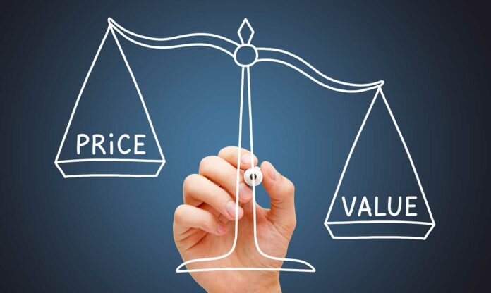 Balanza de la estrategia de descremado de precios que opta por un precio elevado