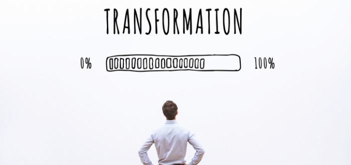 Empleado viendo la transformación de una empresa 
