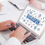 ¿Cómo posicionar una marca en redes sociales? | Haz que tu marca exista Persona utilizando estrategias de marketing para posicionar una marca en redes sociales