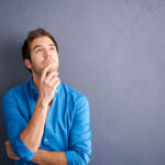 ¿Incubadora o aceleradora? | 6 diferencias que te ayudarán a elegir Hombre pensando en elegir una incubadora o una aceleradora para su idea de negocio