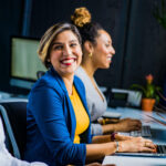 Employer Branding: qué es y cómo mejorarlo Tres empleados de una empresa