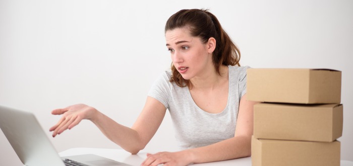 Mujer señalando un ordenador portátil como imagen que representa lo que no se debe hacer en las estrategias para vender en redes sociales