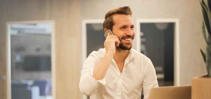Hombre realizando una llamada para vender un producto