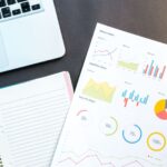 12 indicadores de ventas | Los KPI que te dirán cómo están tus ventas Documento como símbolo de indicadores de ventas