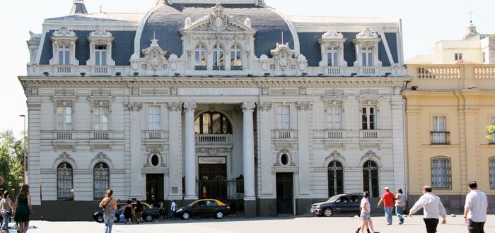 Edificio histórico de Correos de Chile, una de las mejores empresas chilenas sustentables