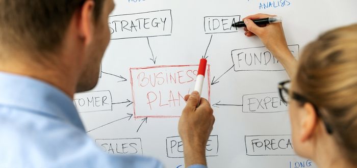 Personas definiendo los elementos de un plan de negocio