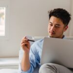 10 tipos de consumidores | Descubre cómo ganarte a cada uno Hombre comprando algo a través de internet