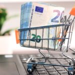 Precios psicológicos | Qué son, tipos, estrategias y ejemplos Euros en un carrito de la compra como símbolo de precios psicológicos