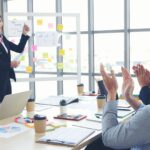 Diferencia entre modelo de negocio y plan de negocio | Cómo hacer cada uno Mujer explicando la diferencia entre modelo de negocio y plan de negocio