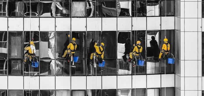 Hombres limpiando ventanas de edificios