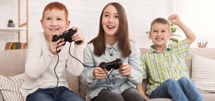 Niños juegan videojuegos