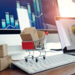 ¿Qué es upselling? | Importancia, cómo se hace y ejemplos Carrito de compra sobre ordenador que representa qué es el upselling