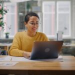 8 software indispensables en tu emprendimiento Mujer con ordenador portátil