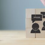 Manejo de quejas y reclamos en una empresa | Transforma una opinión en una mejora Cubos de madera con logos de personas que simbolizan el manejo de quejas y reclamos