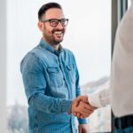 Retención de clientes | Qué es, su importancia, estrategias y ejemplos Hombre feliz como símbolo de retención de clientes