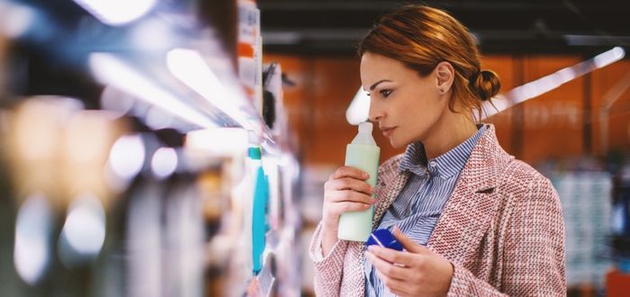 Mujer oliendo un producto, ejemplo de marketing olfativo 