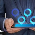 Logística omnicanal | La estrategia para optimizar la experiencia del cliente Hombre con tableta como símbolo de logística omnicanal