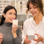 Marketing olfativo | Traduce tu identidad en un aroma Dos mujeres oliendo fragancias en un local, como ejemplo de marketing olfativo