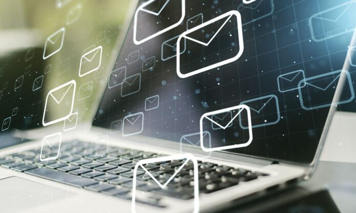 Ordenador portátil con logos de correos electrónicos como ejemplo de herramientas de email marketing